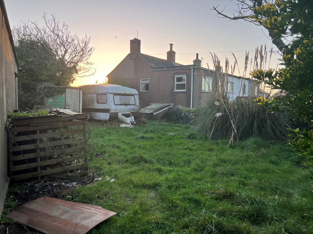 Lot: 55 - COTTAGE FOR RENOVATION SITTING ON GENEROUS PLOT -